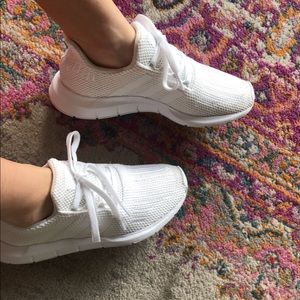 White adidas sneakers in amazing condition
